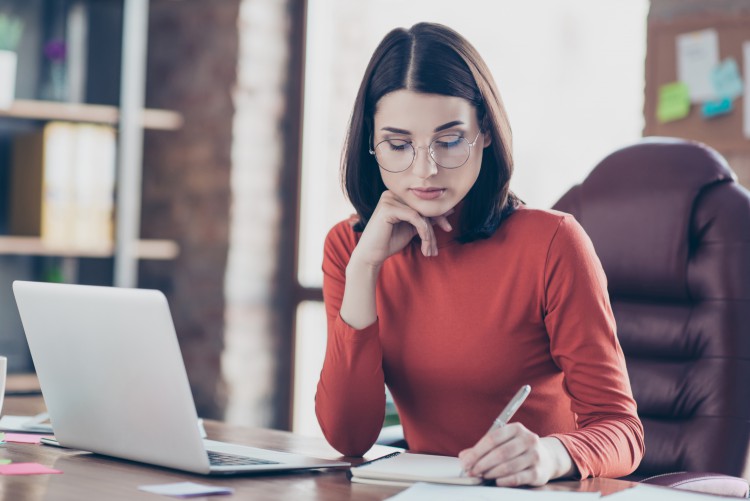  A writer drafts an outline for her topic.